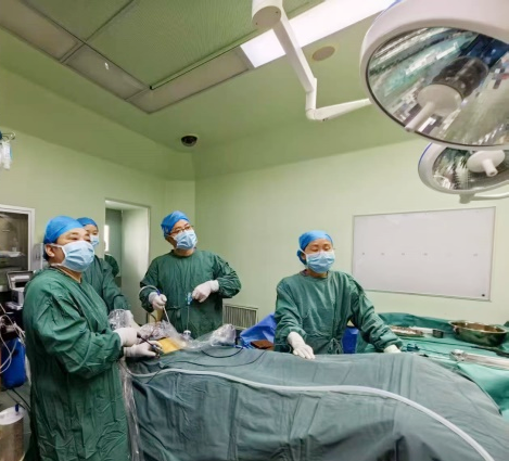【中山医声】女子腹痛盆腔惊现10cm包块，高难度腹腔镜手术解难题